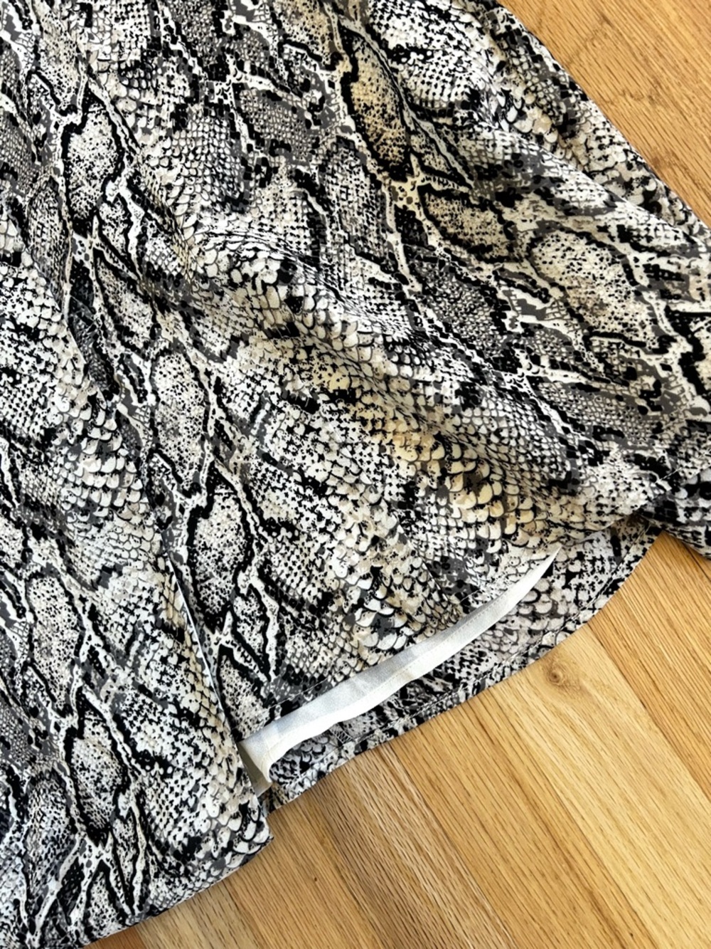 REFORMATION carina midi wrap dress snake print beige black size M - Picture 8 of 12